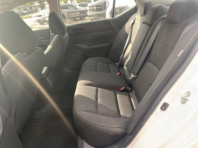 Nissan Altima Vehicle Image 15