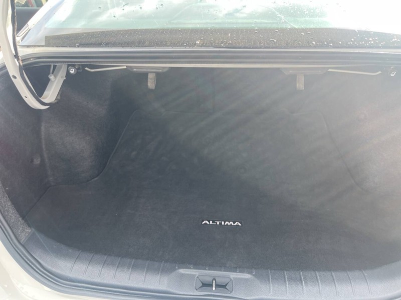 Nissan Altima Vehicle Image 16
