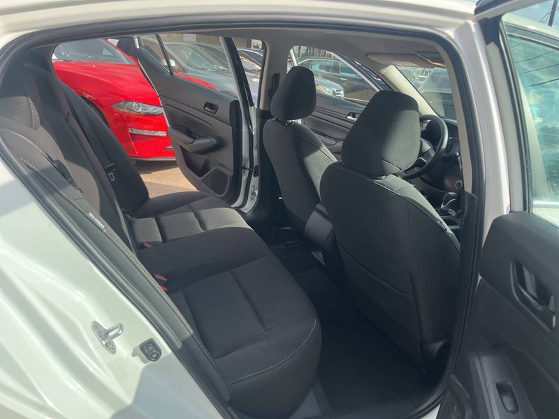 Nissan Altima Vehicle Image 17