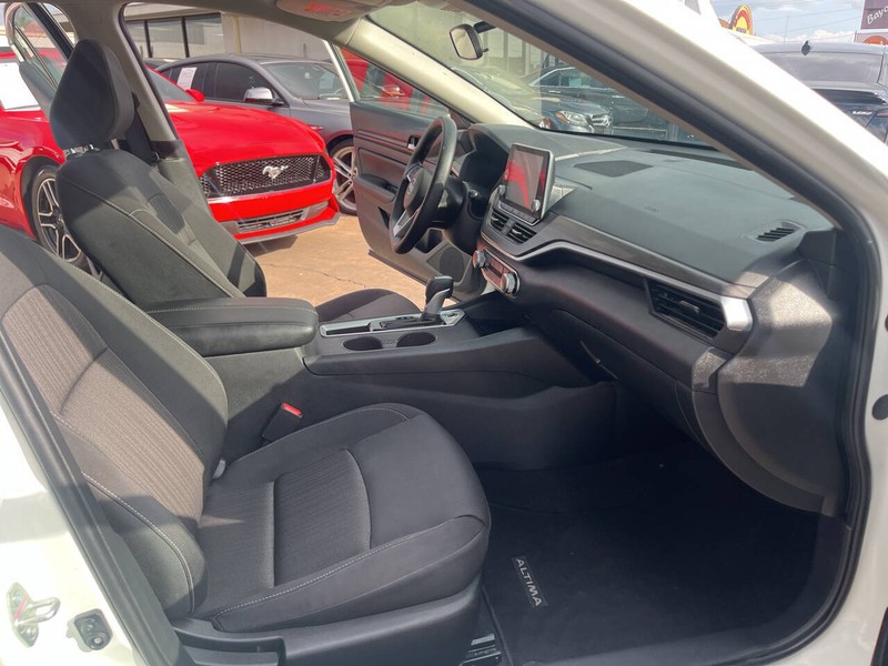 Nissan Altima Vehicle Image 18