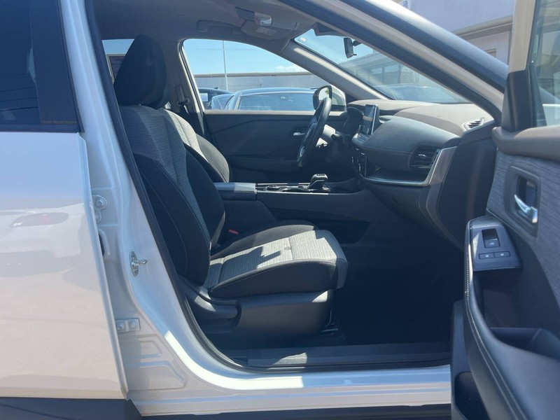 Nissan Rogue Vehicle Image 09