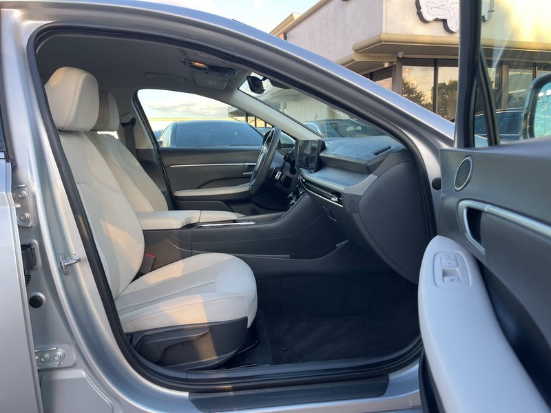 Hyundai Sonata Vehicle Image 11