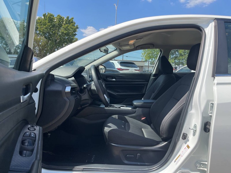 Nissan Altima Vehicle Image 07
