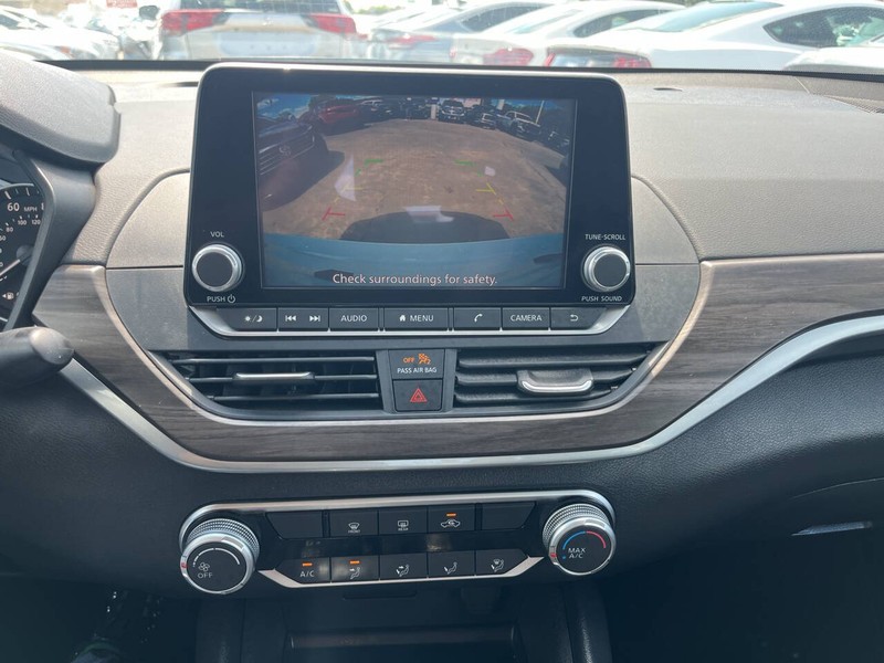 Nissan Altima Vehicle Image 10