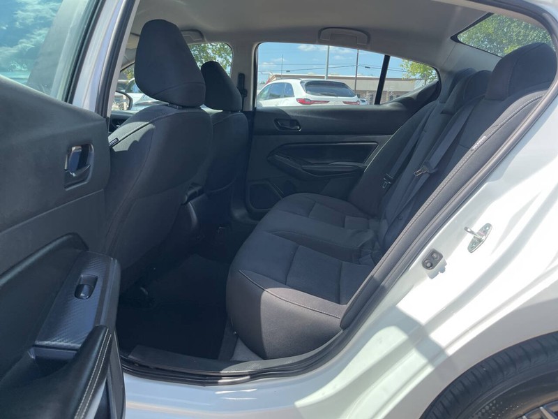 Nissan Altima Vehicle Image 11