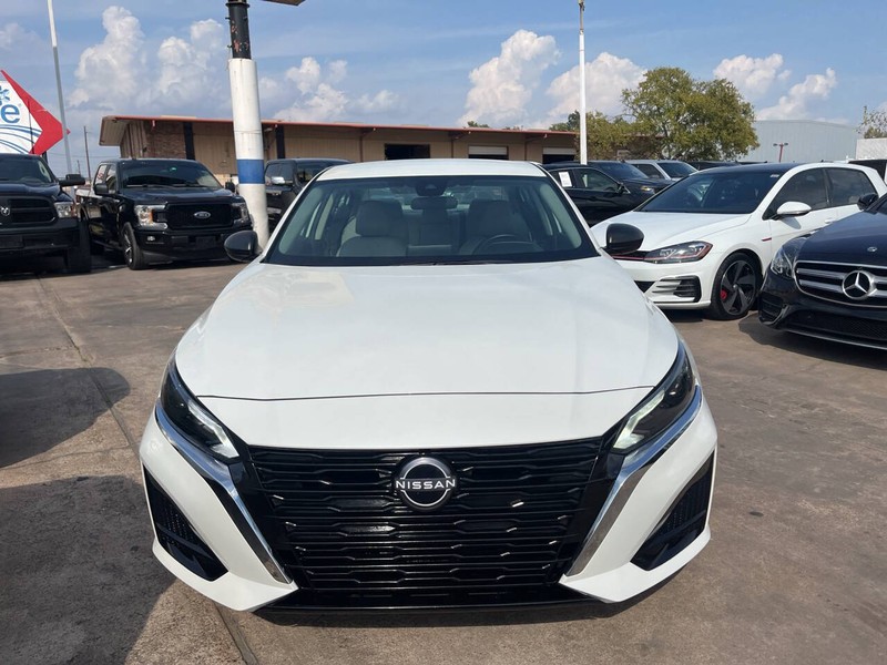 Nissan Altima Vehicle Image 02