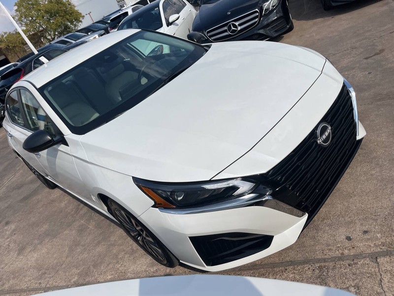 Nissan Altima Vehicle Image 03