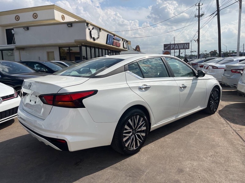 Nissan Altima Vehicle Image 04