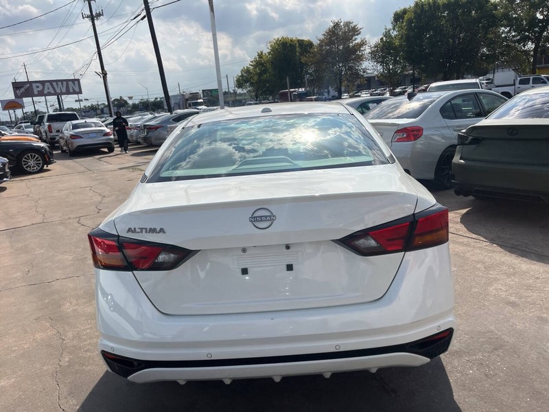 Nissan Altima Vehicle Image 05