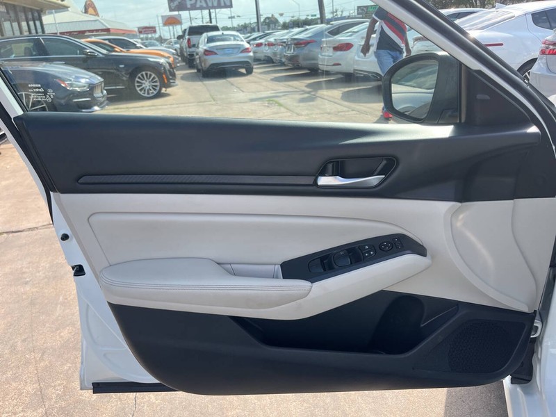 Nissan Altima Vehicle Image 07