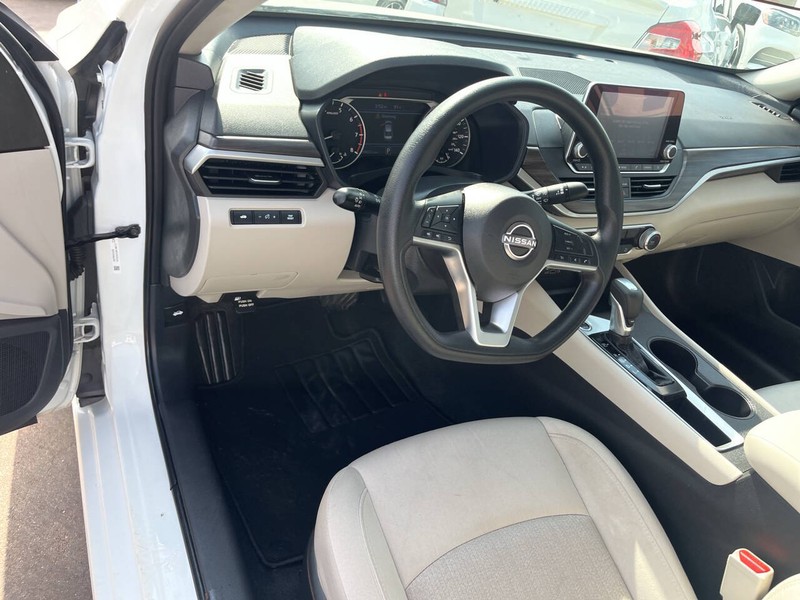 Nissan Altima Vehicle Image 08