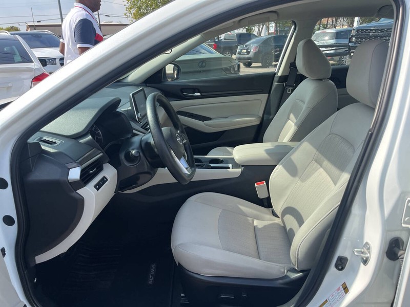 Nissan Altima Vehicle Image 09