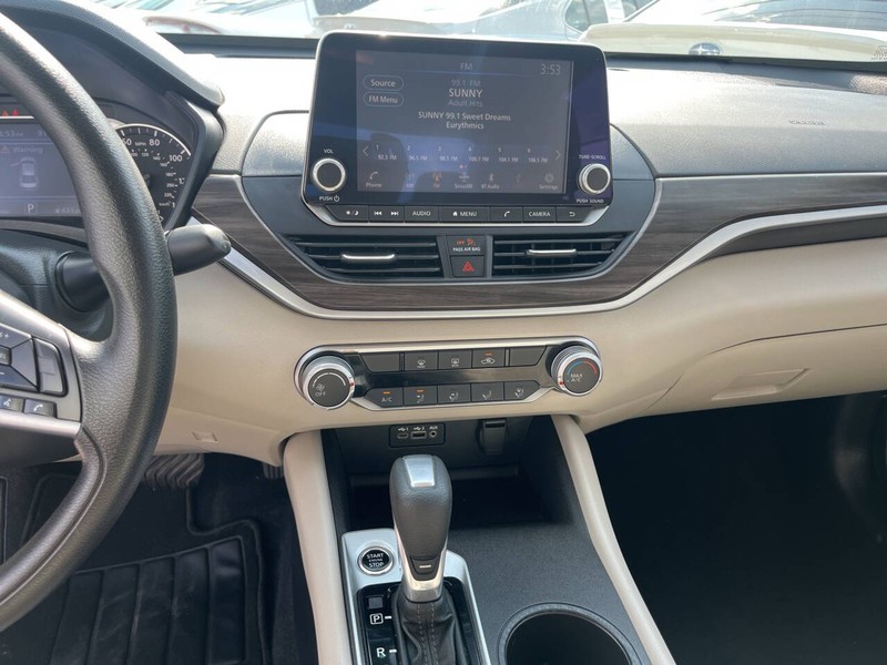Nissan Altima Vehicle Image 11