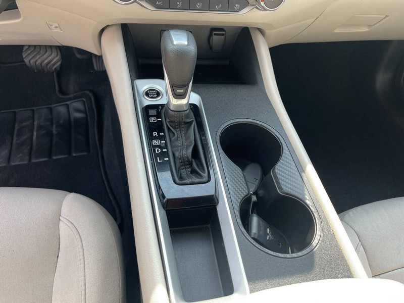 Nissan Altima Vehicle Image 12