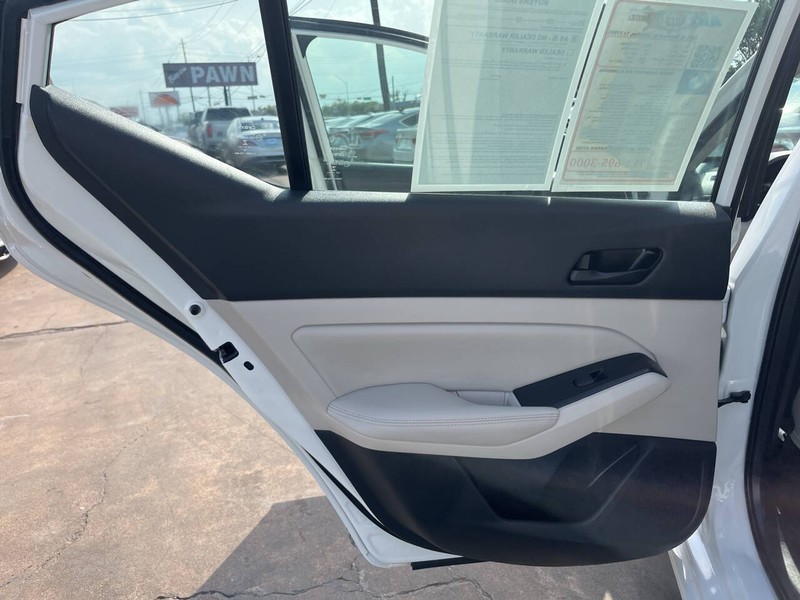 Nissan Altima Vehicle Image 13