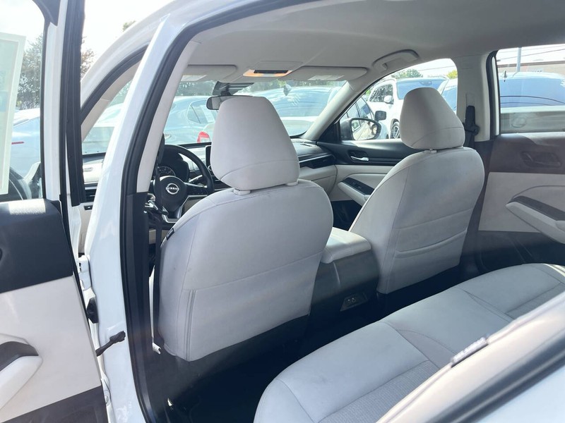 Nissan Altima Vehicle Image 14