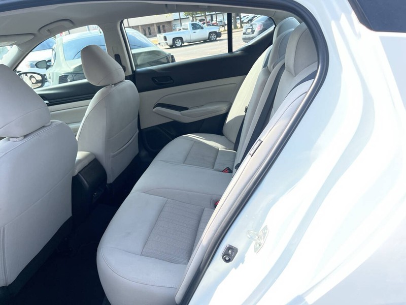 Nissan Altima Vehicle Image 15