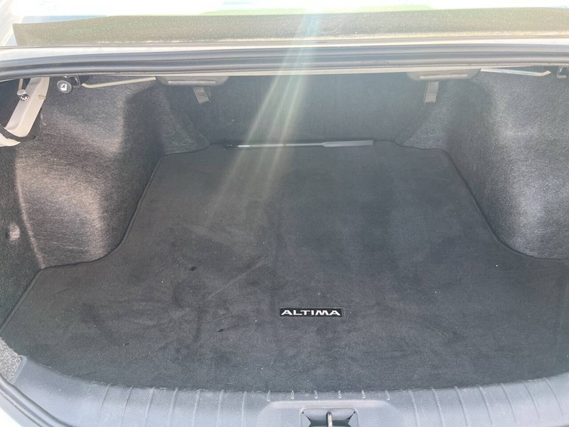 Nissan Altima Vehicle Image 16