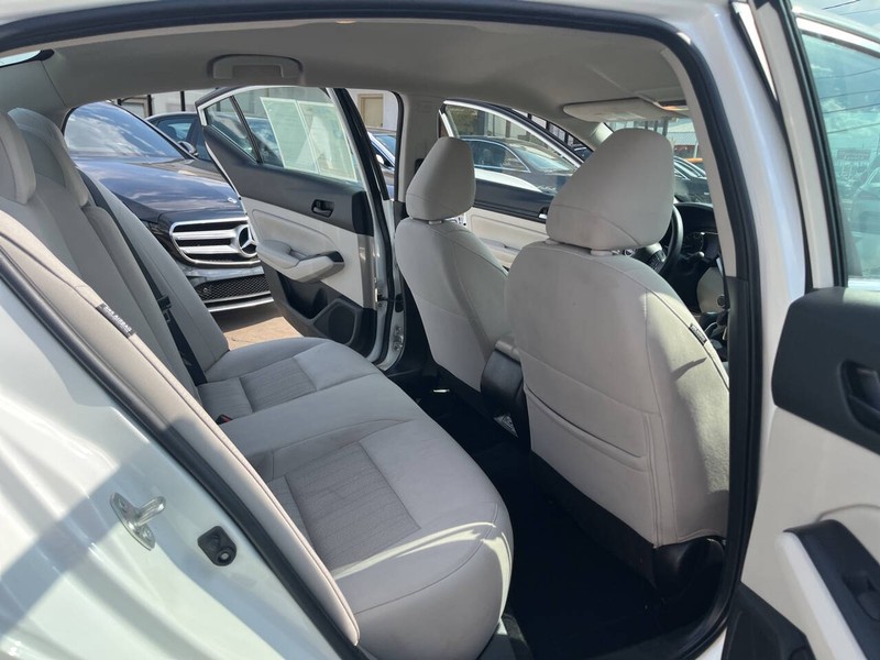 Nissan Altima Vehicle Image 17