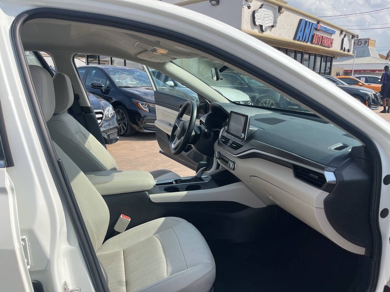 Nissan Altima Vehicle Image 18