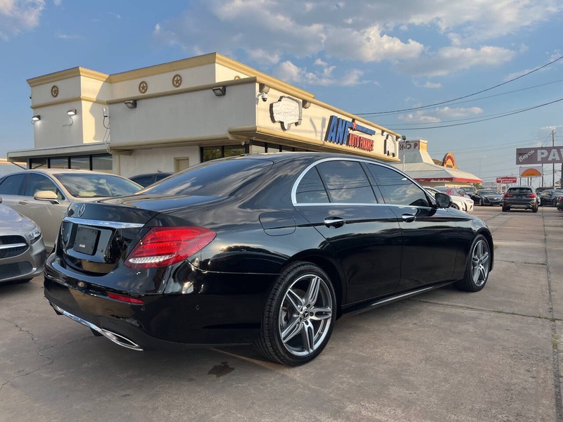 Mercedes-Benz E-Class Vehicle Image 05