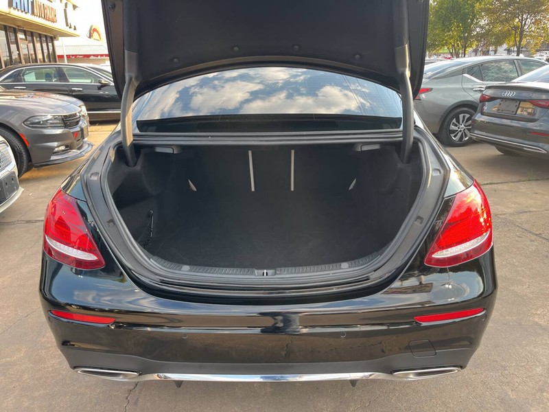 Mercedes-Benz E-Class Vehicle Image 09