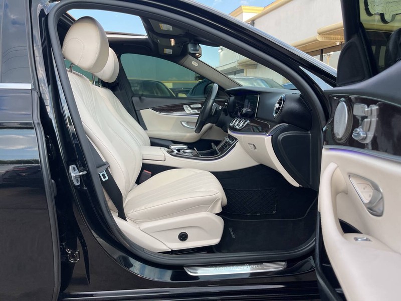 Mercedes-Benz E-Class Vehicle Image 11