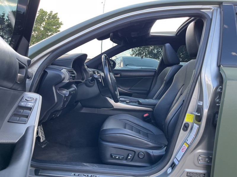 Lexus IS Vehicle Image 07