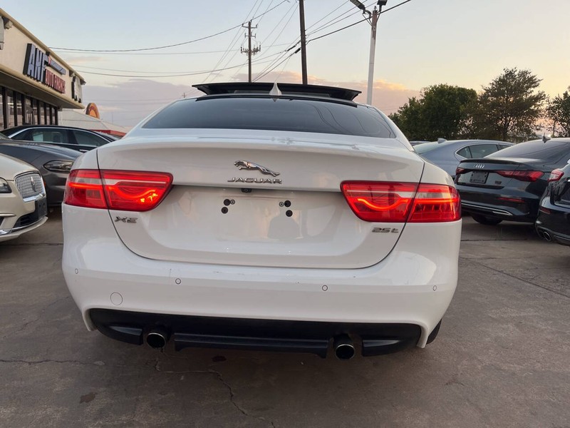 Jaguar XE Vehicle Image 04