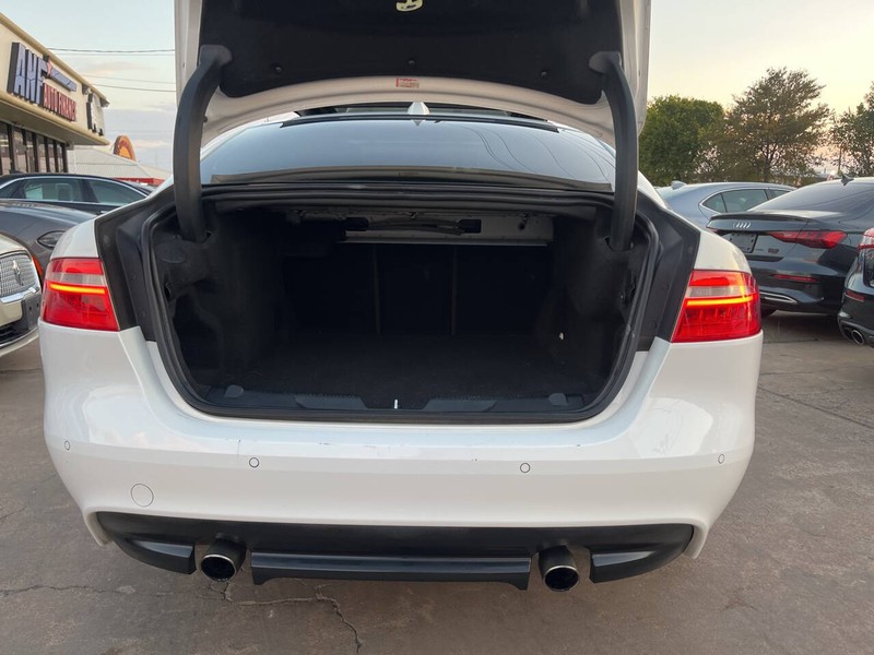 Jaguar XE Vehicle Image 09