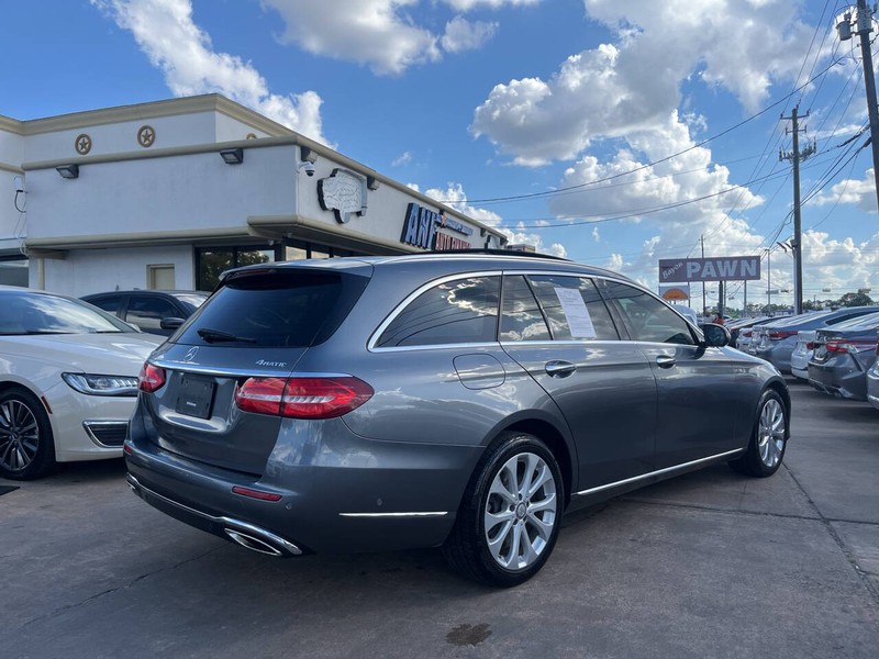 Mercedes-Benz E-Class Vehicle Image 05