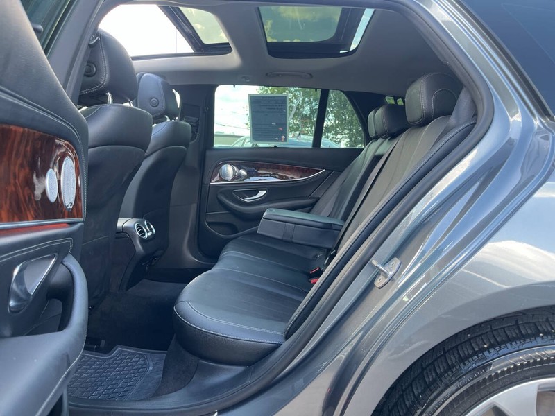 Mercedes-Benz E-Class Vehicle Image 08