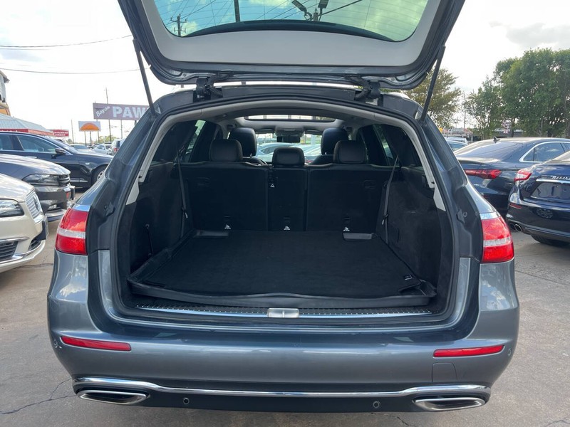 Mercedes-Benz E-Class Vehicle Image 09