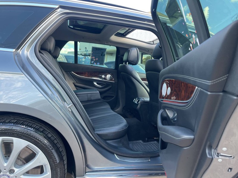 Mercedes-Benz E-Class Vehicle Image 10