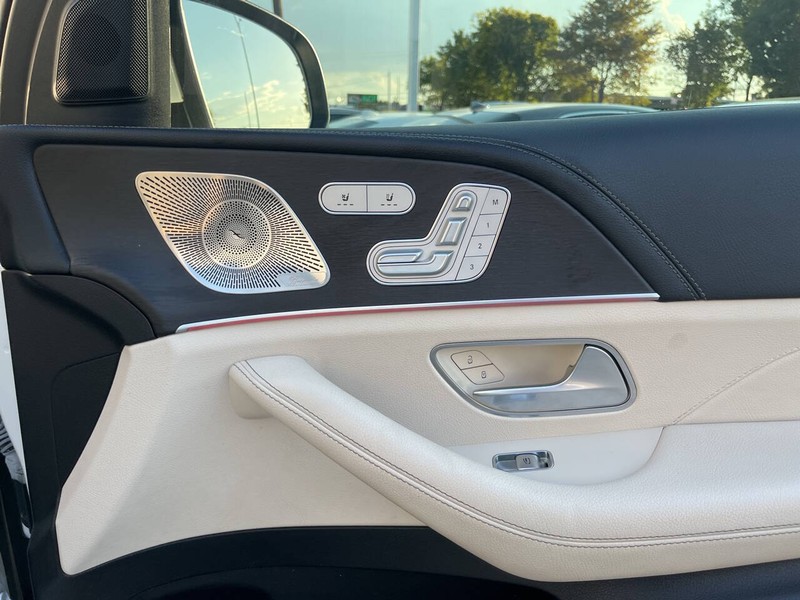 Mercedes-Benz GLS Vehicle Image 17