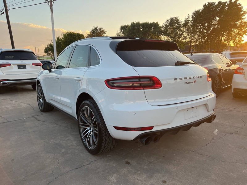 Porsche Macan Vehicle Image 03