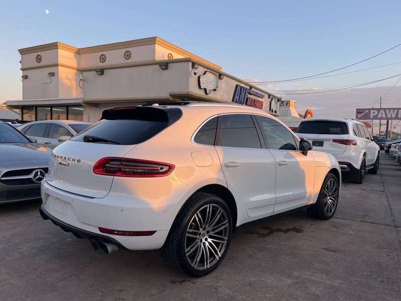 Porsche Macan Vehicle Image 05