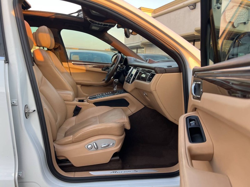 Porsche Macan Vehicle Image 12