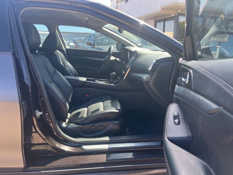 Nissan Maxima Vehicle Image 11