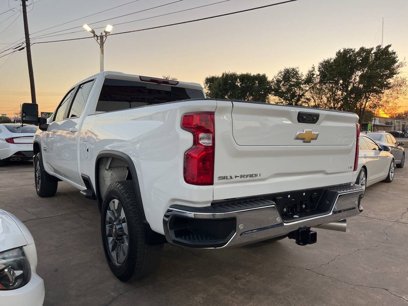 Chevrolet Silverado 2500HD Vehicle Image 03