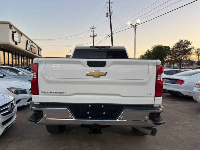 Chevrolet Silverado 2500HD Vehicle Image 04