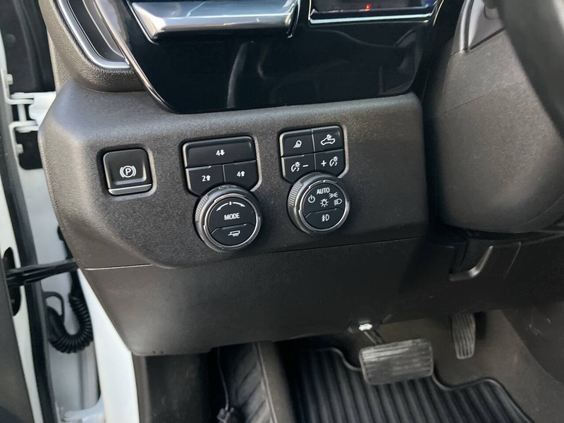 Chevrolet Silverado 2500HD Vehicle Image 14