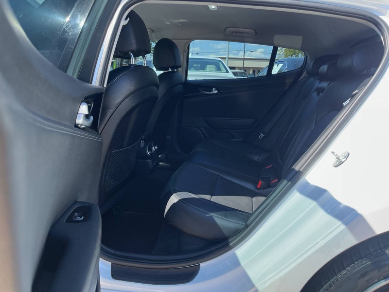 Kia Stinger Vehicle Image 09