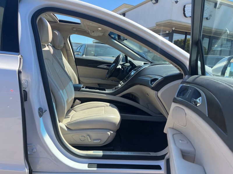 Lincoln MKZ Vehicle Image 11