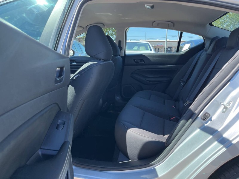Nissan Altima Vehicle Image 08