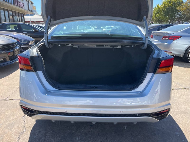 Nissan Altima Vehicle Image 09