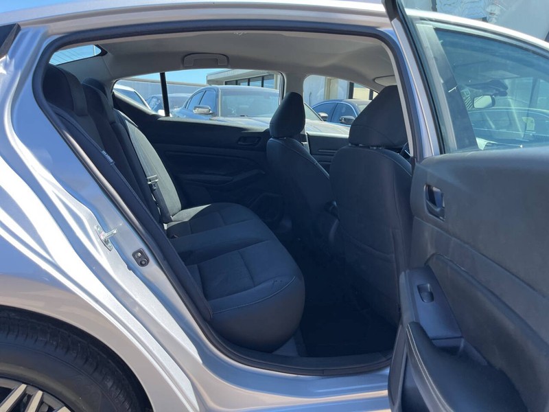 Nissan Altima Vehicle Image 10