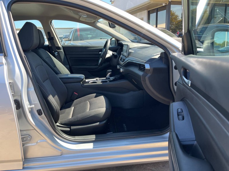 Nissan Altima Vehicle Image 11