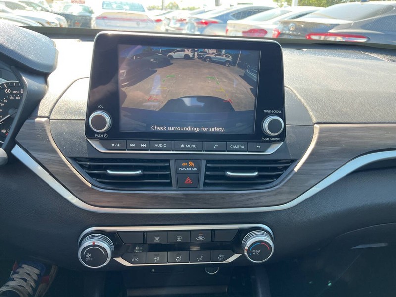 Nissan Altima Vehicle Image 12