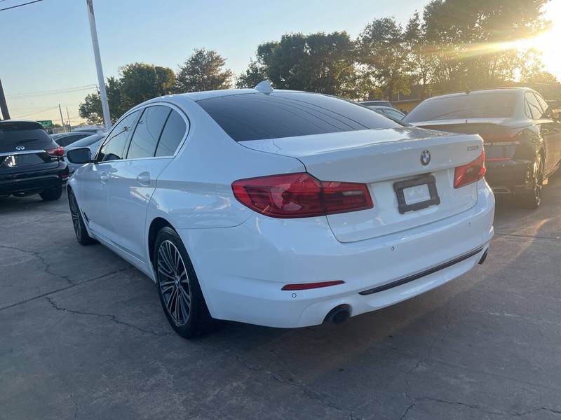 BMW 5 Series Vehicle Image 03